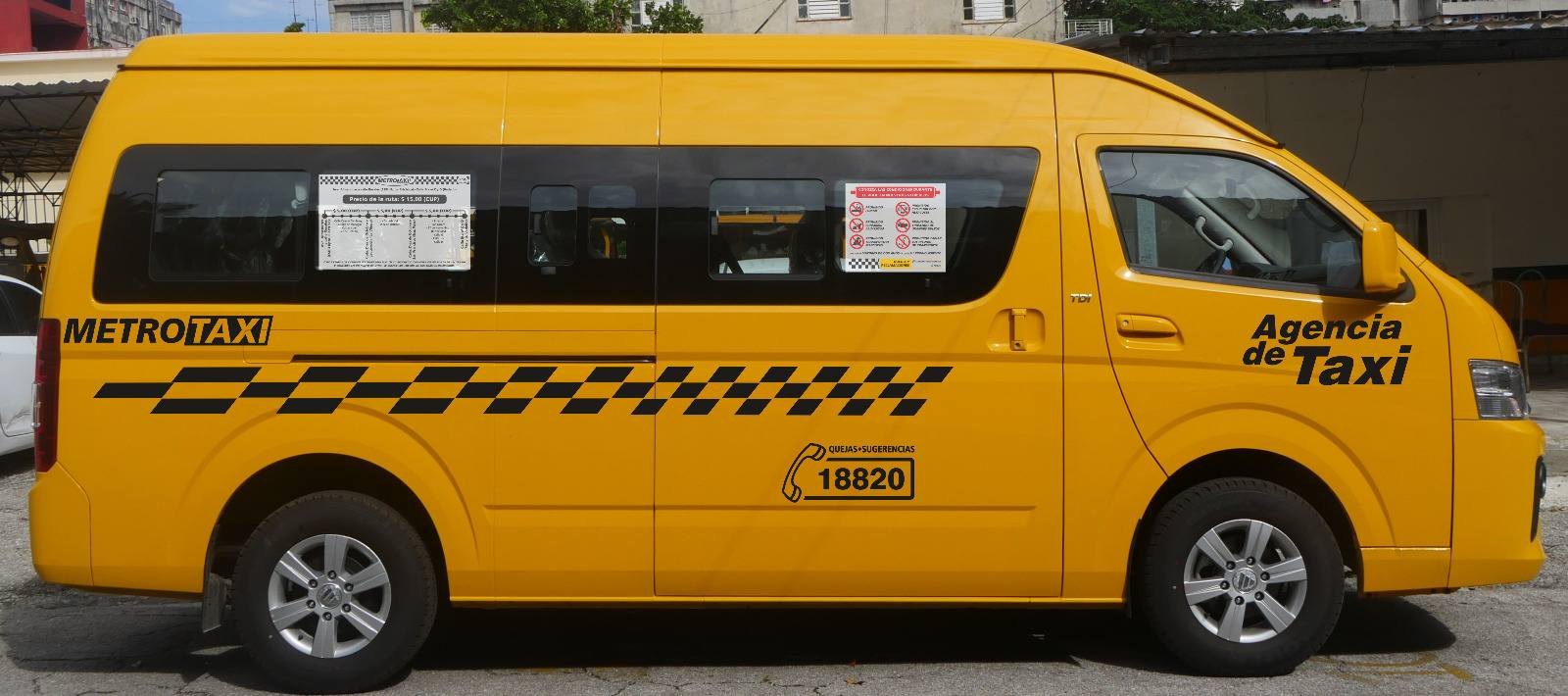 Furgoneta amarilla de taxi estacionada