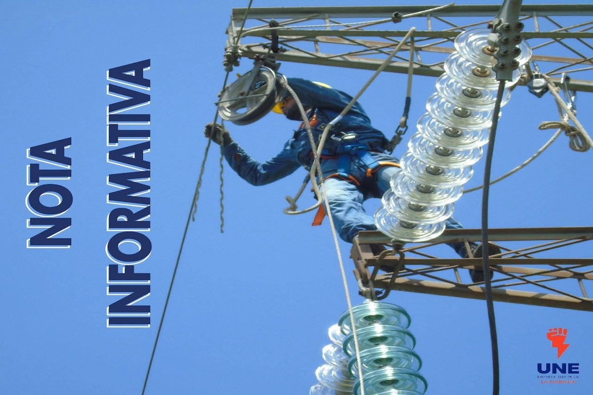 Trabajador reparando torre eléctrica en altura