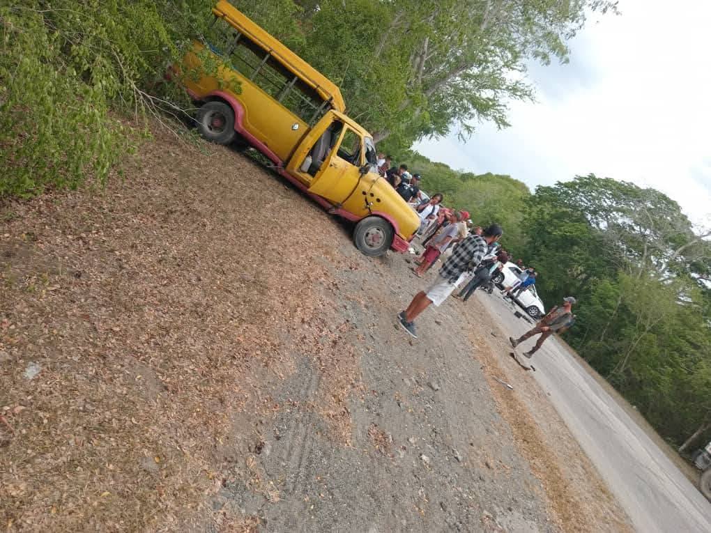 Camioneta amarilla accidentada a un lado de la carretera
