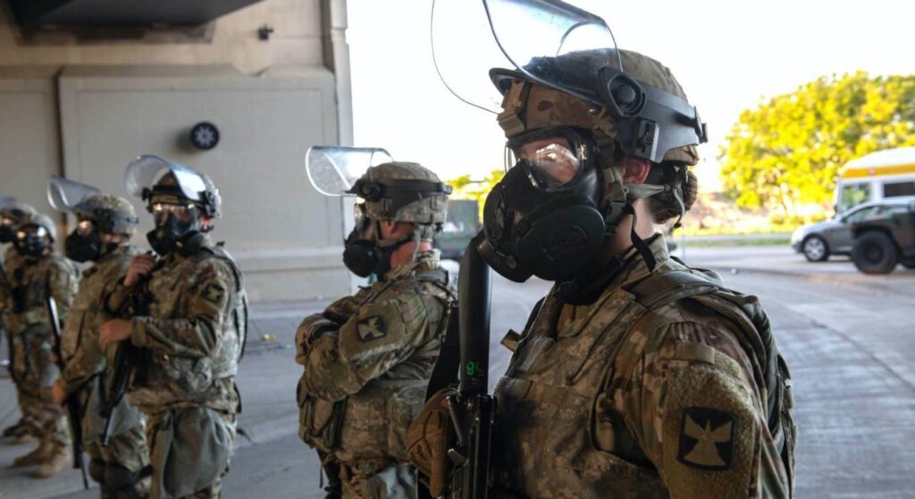 Soldados con equipo táctico y máscaras de gas