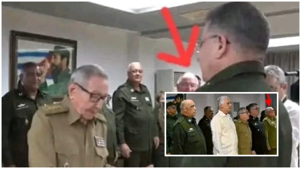 Hombres militares reunidos en una sala formal.