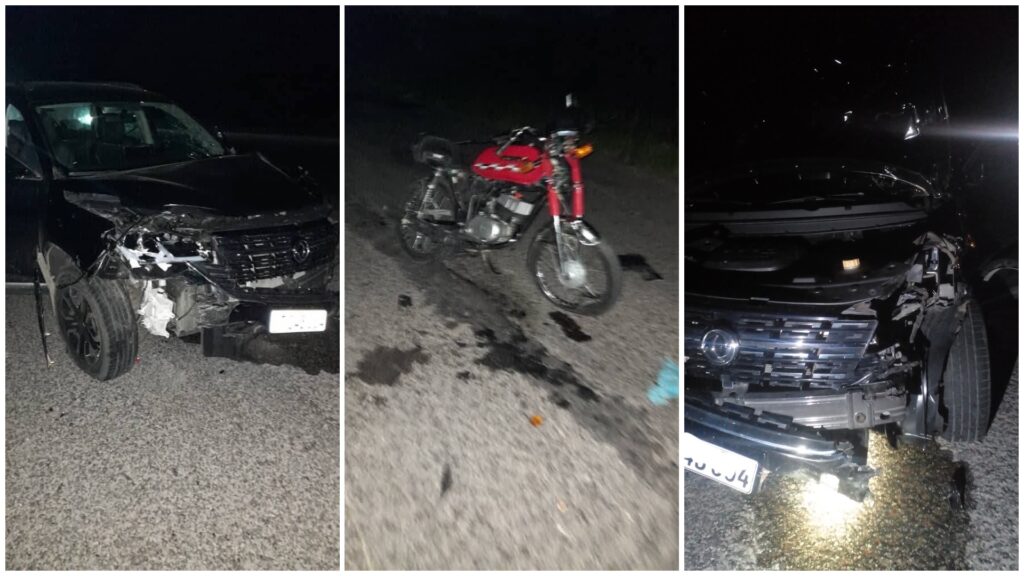 Colisión nocturna entre coche y moto en carretera.