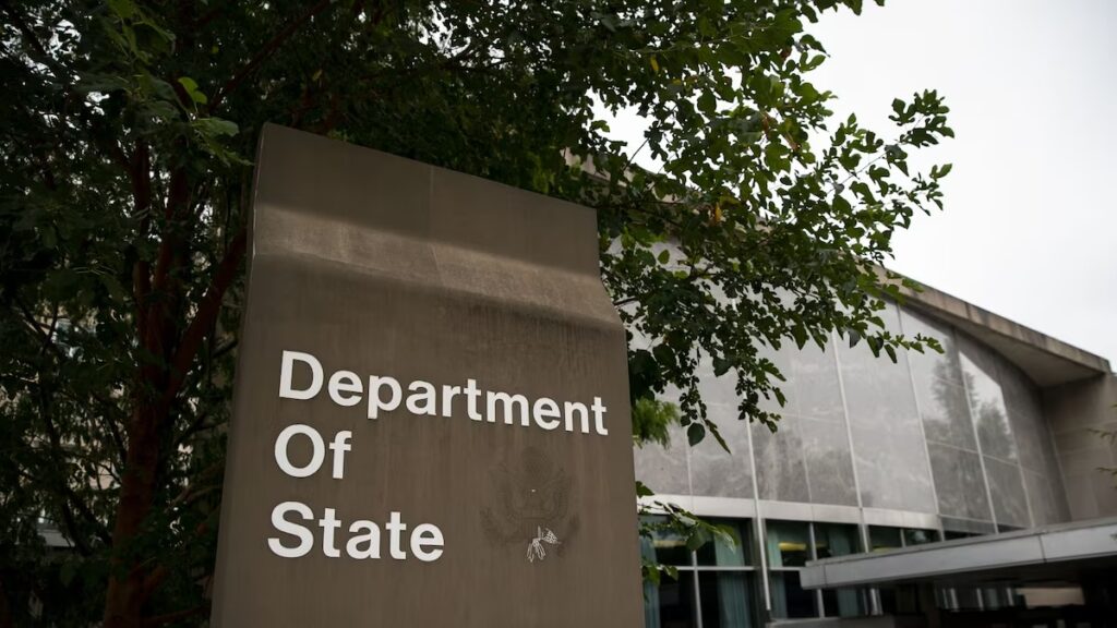 Entrada del Departamento de Estado edificios y árboles