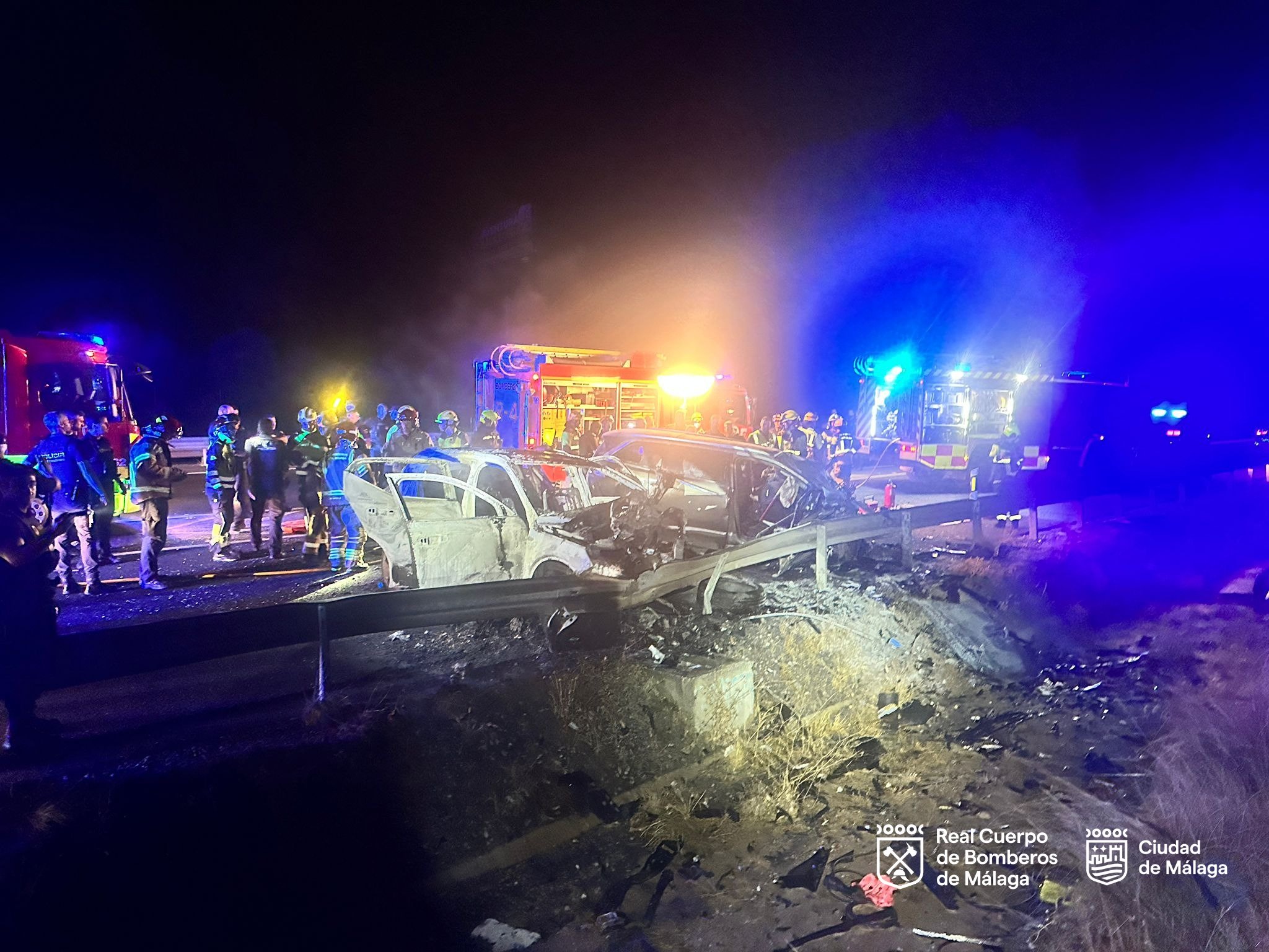 Accidente automovilístico nocturno con bomberos en acción