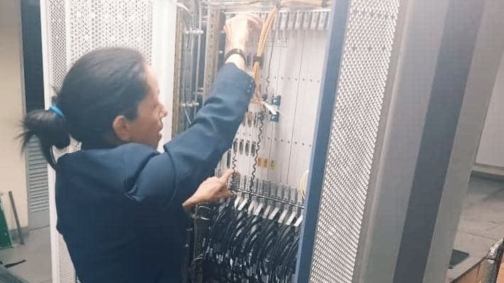 Persona trabajando en un servidor de datos.