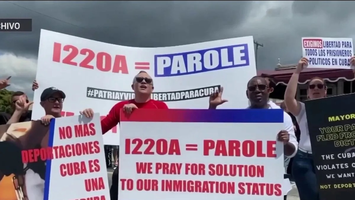 Protesta con carteles sobre inmigración y derechos humanos.
