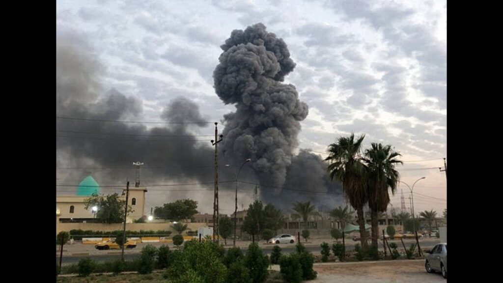 Humo denso se eleva tras explosión en ciudad