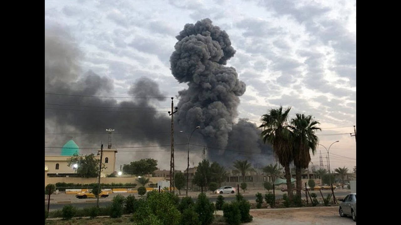 Humo denso se eleva tras explosión en ciudad