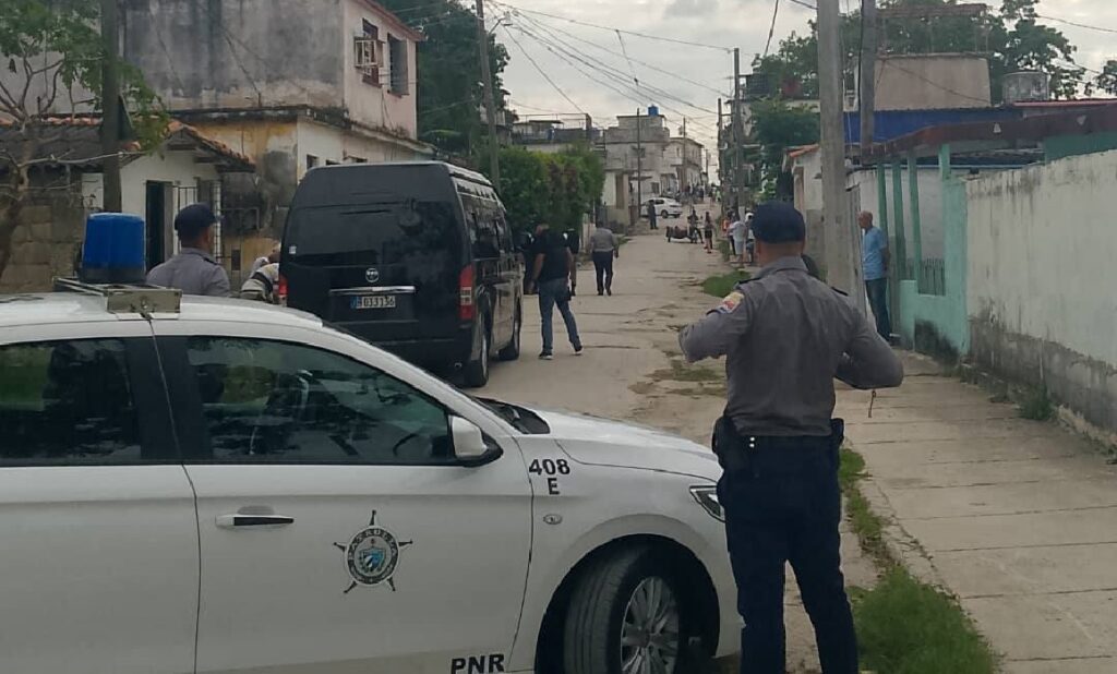 Operativo policial en calle residencial