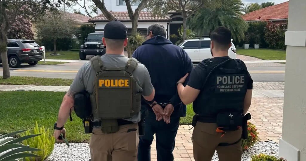 Arresto por policías en una calle residencial.