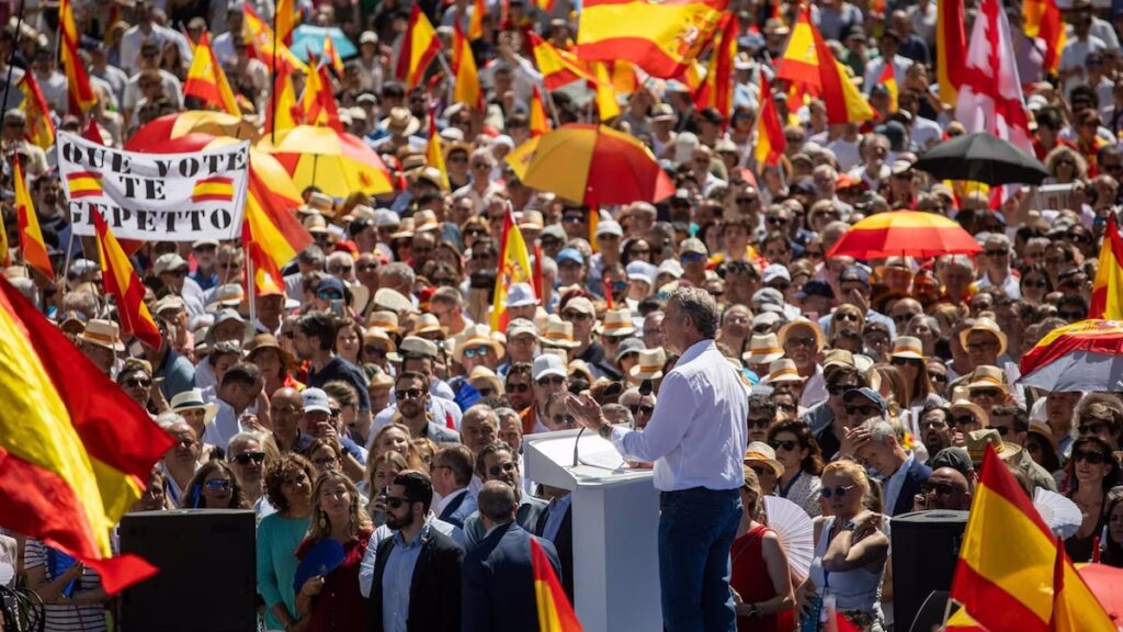 Mitin político con banderas de España.