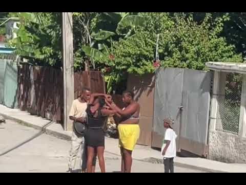 Cuatro personas conversando en la calle, entorno urbano