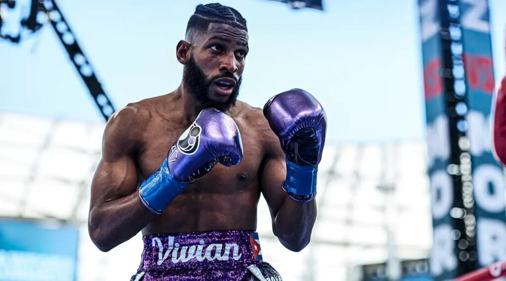 Boxeador con guantes morados entrenando en un ring