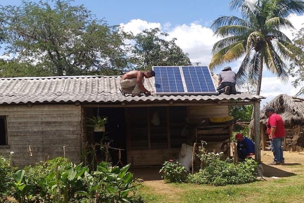 Instalación de paneles solares en tejado rural