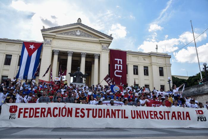 Manifestación estudiantil frente a edificio universitario.