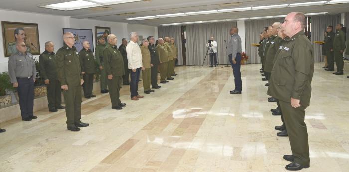 Ceremonia formal con oficiales uniformados de pie.