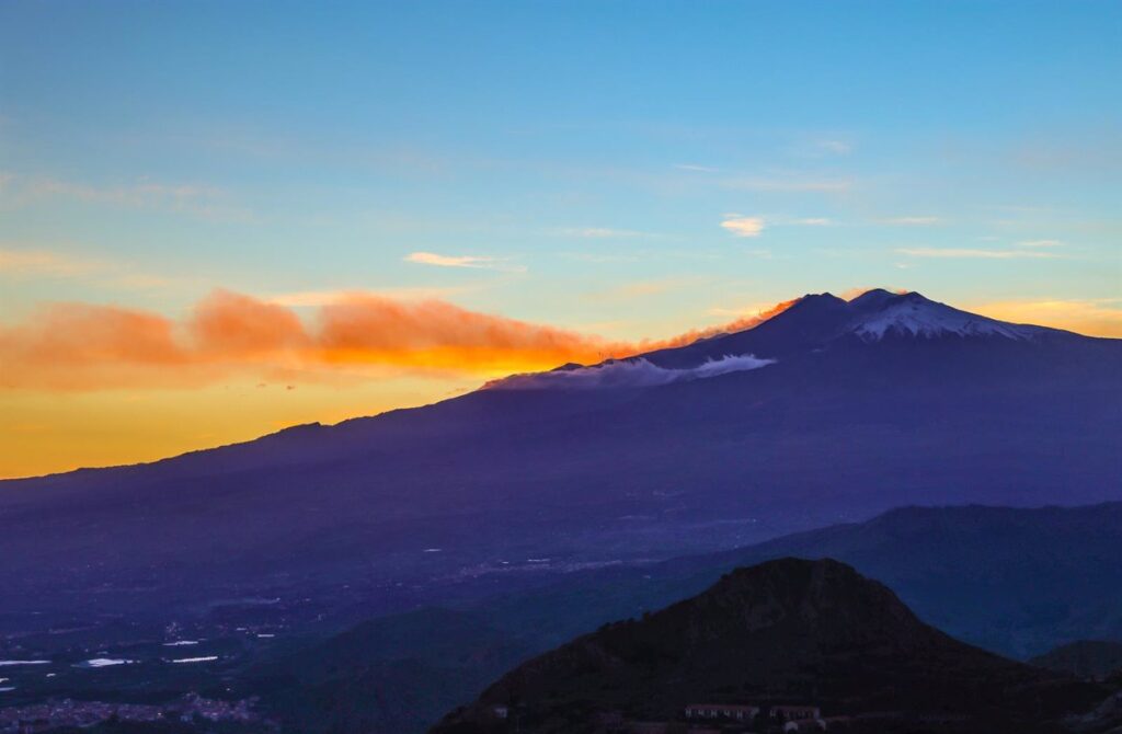 Volcán al atardecer con cielo despejado