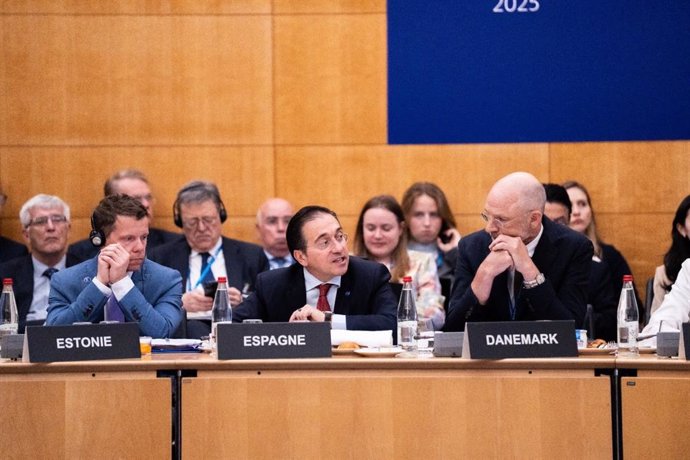 Reunión internacional con representantes de varios países