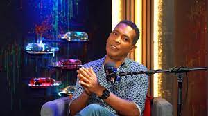 Persona hablando en un estudio de grabación colorido.