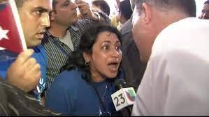 Entrevista en multitudinario evento con banderas.