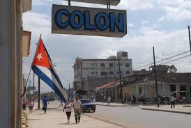 Calle de Colón con bandera cubana ondeando