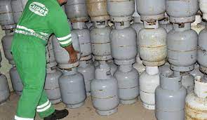 Trabajador organiza bombonas de gas apiladas