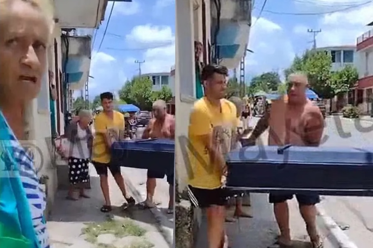Personas cargando un ataúd en la calle soleada.