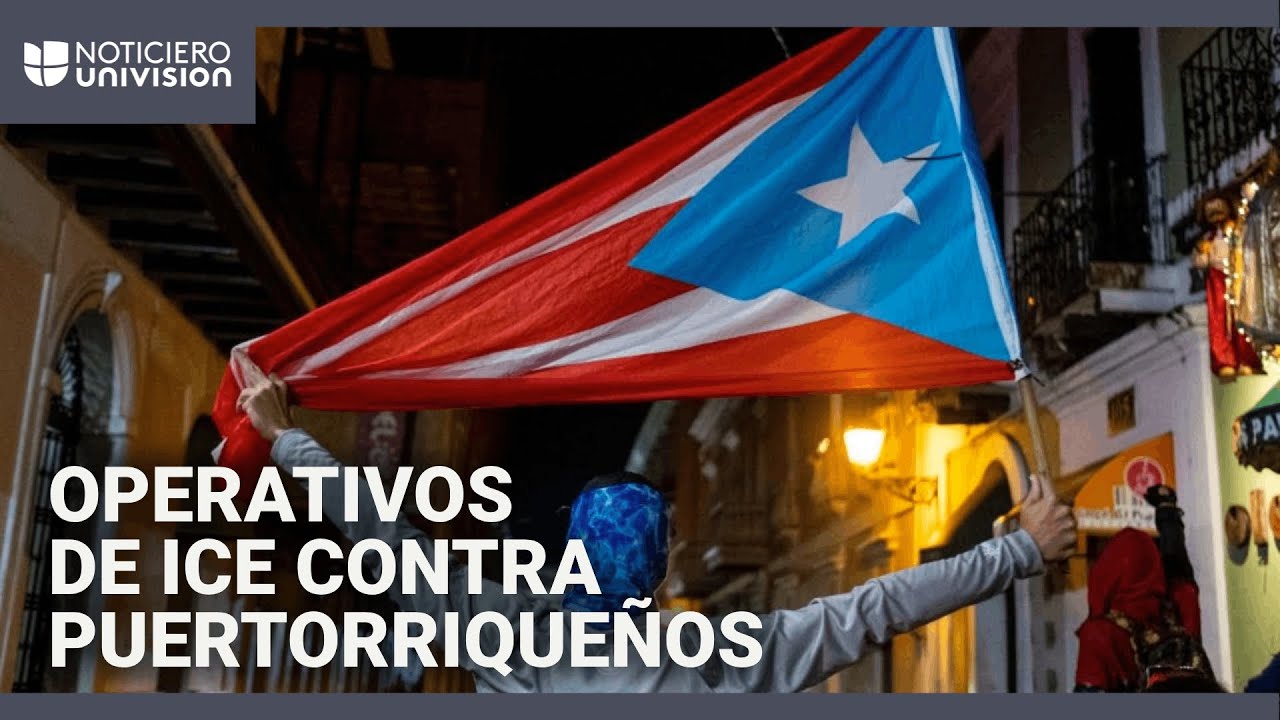 Persona con bandera puertorriqueña en calle por la noche.