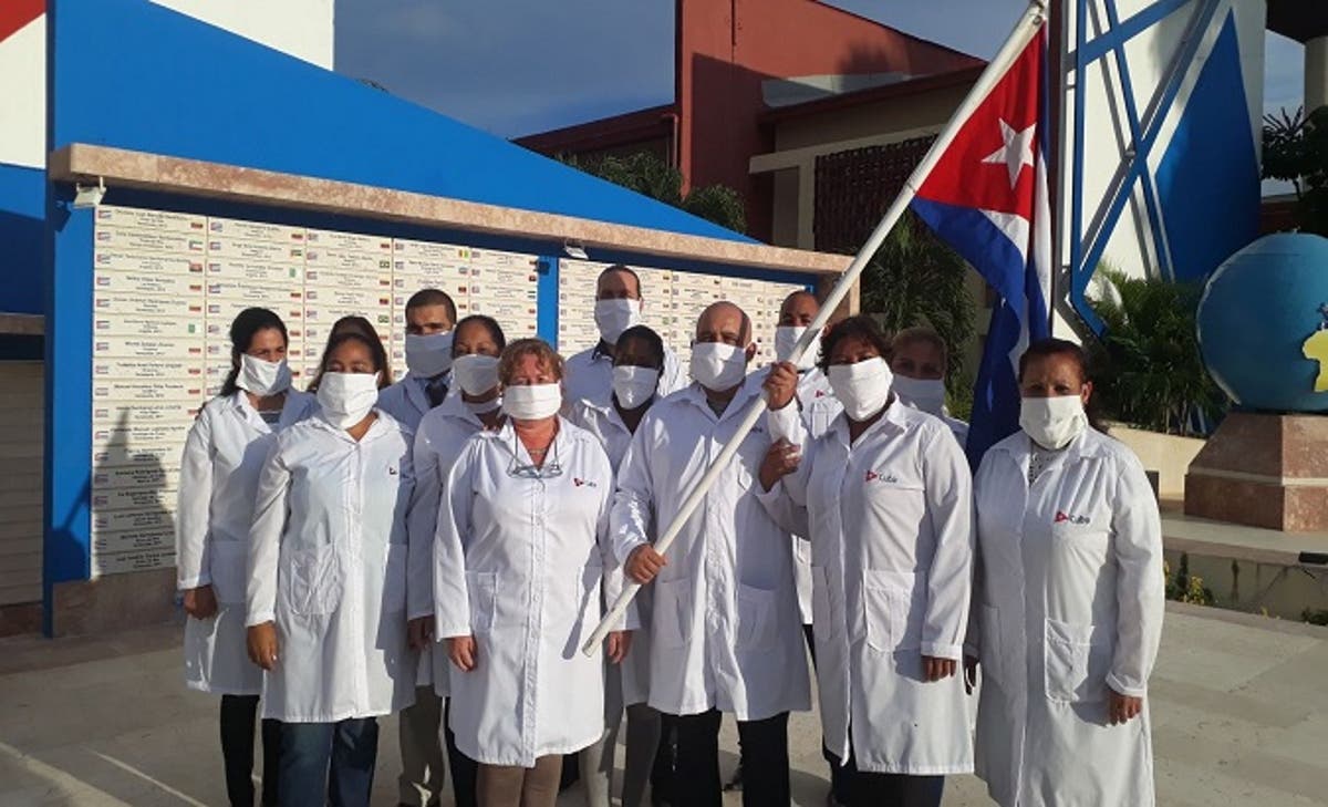 Médicos cubanos con banderas y mascarillas.