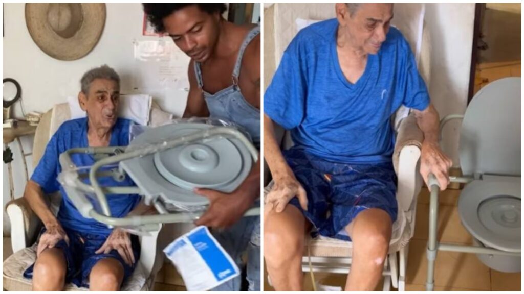 Hombre mayor recibe silla de baño asistida por cuidador.