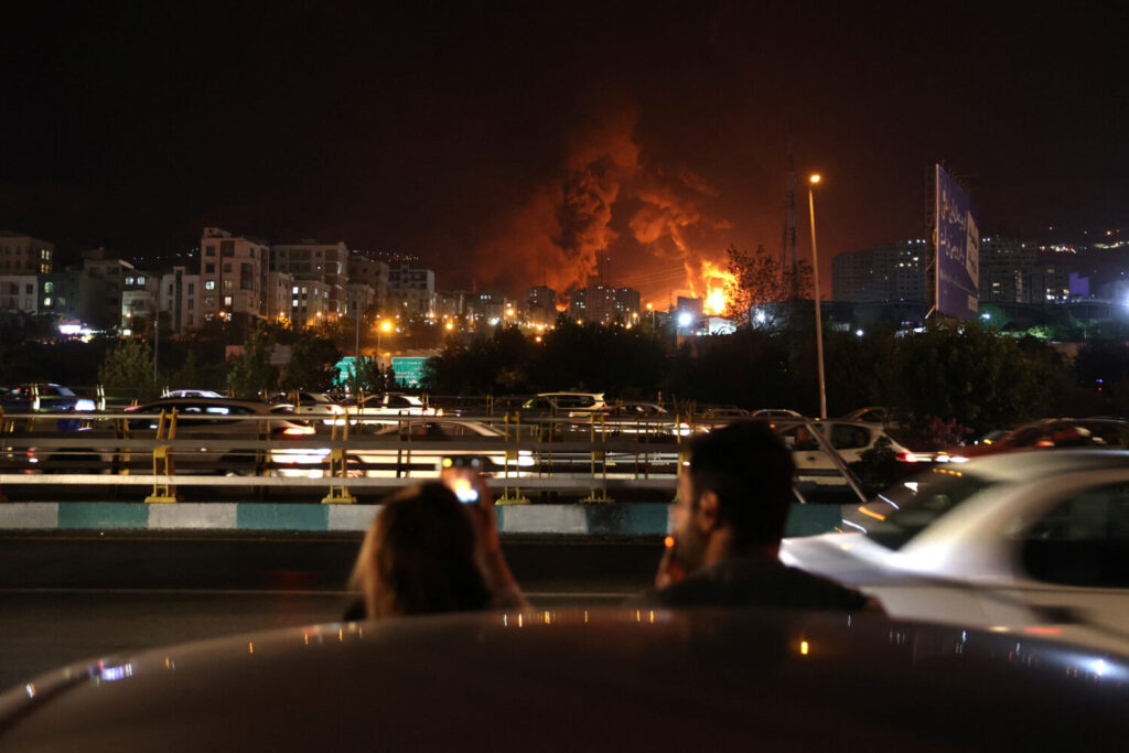 Incendio nocturno en zona urbana, humo visible