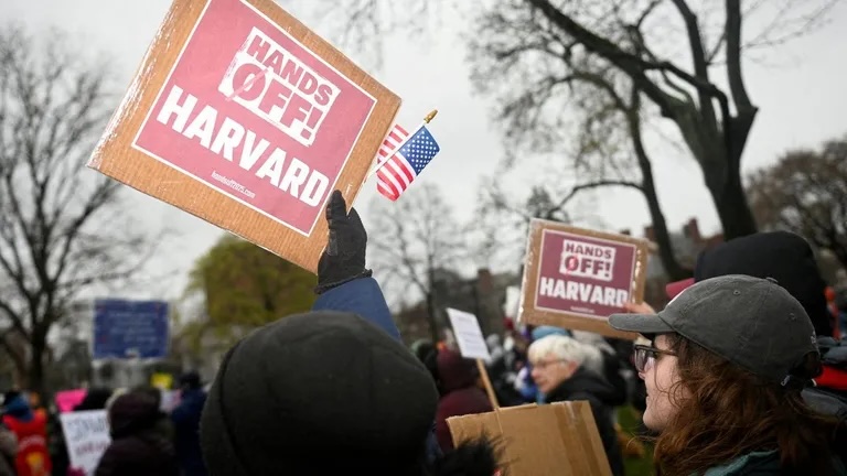 Protesta con carteles y banderas en Harvard.