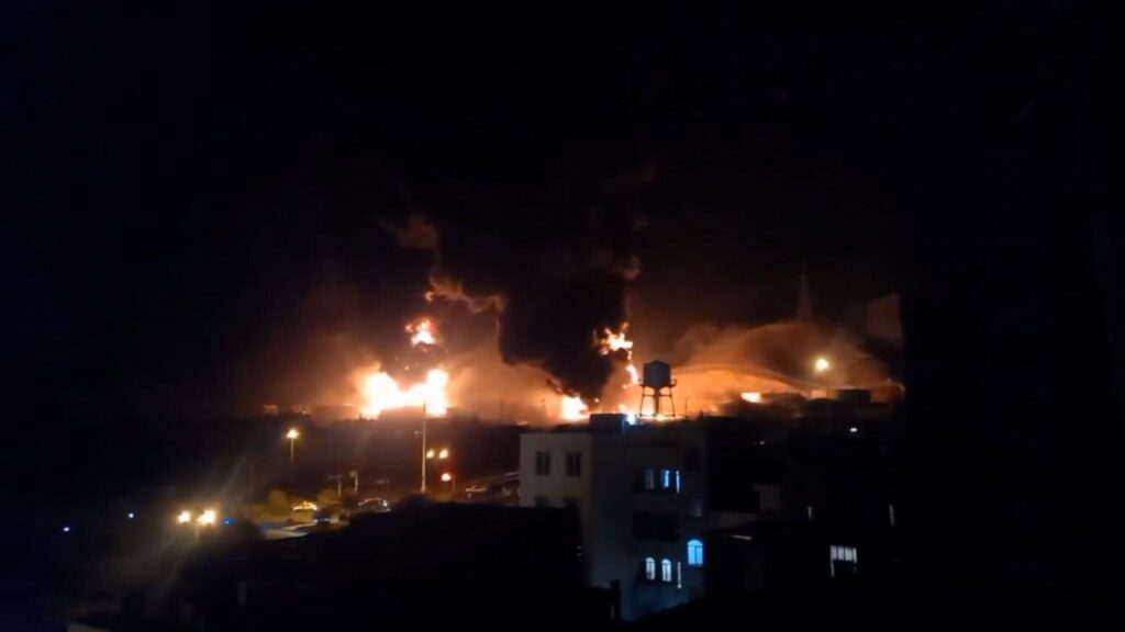 Incendio nocturno en zona urbana