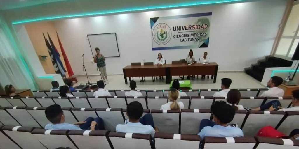 Conferencia en universidad de ciencias médicas, estudiantes presentes.
