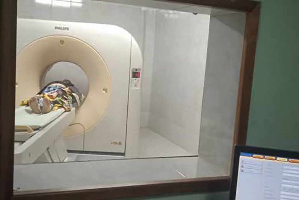 Persona en máquina de tomografía computarizada