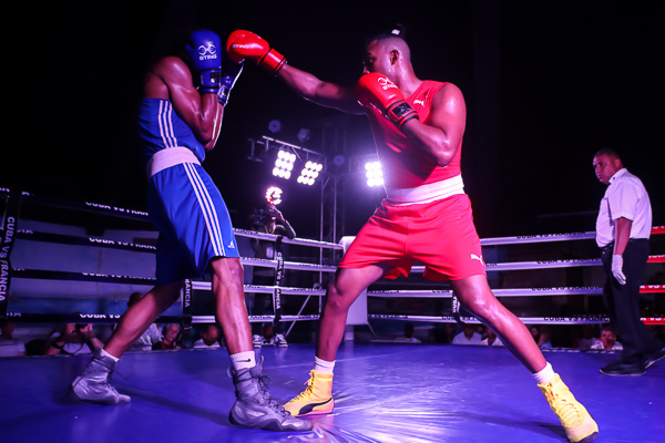 Dos boxeadores peleando en el ring