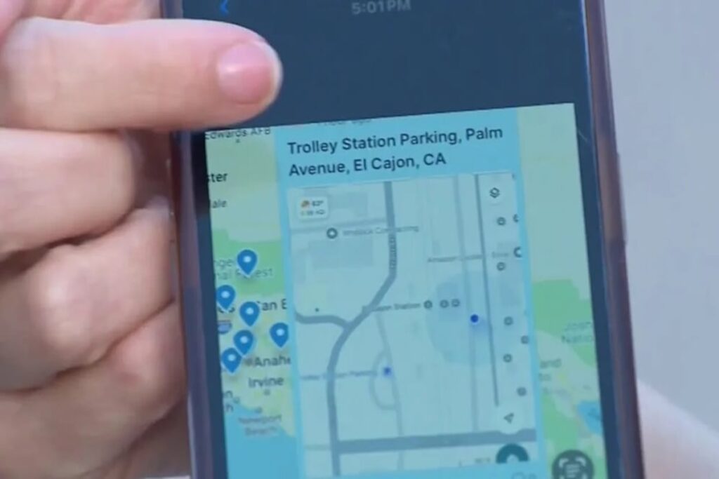 Persona usando GPS en móvil