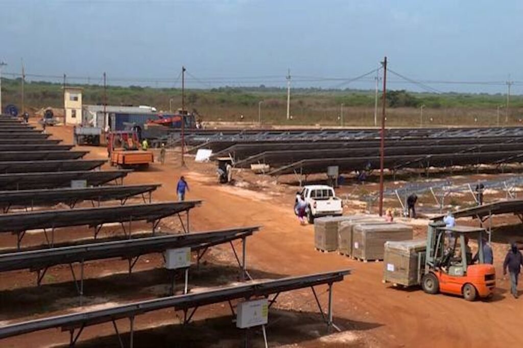 Instalación solar en construcción con maquinaria y trabajadores