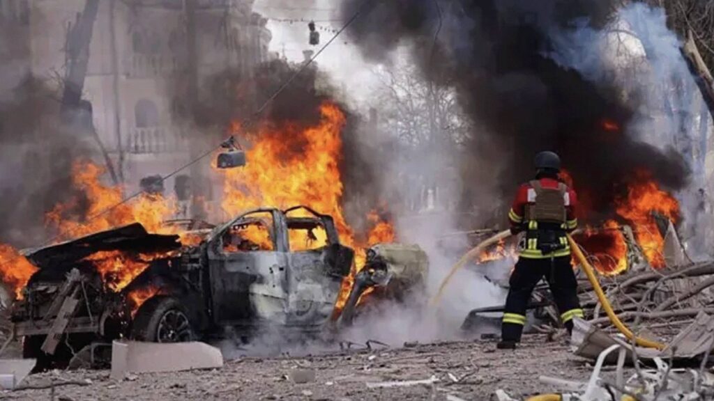 Bombero extinguiendo incendio de coche tras explosión