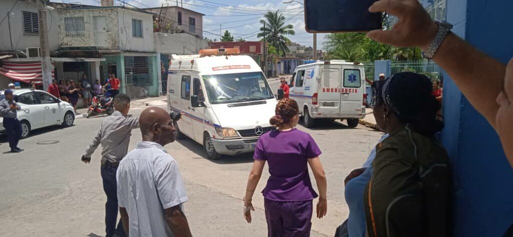 Ambulancias en la calle rodeadas de personas.