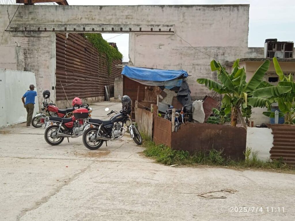Motocicletas estacionadas junto a una construcción rústica.