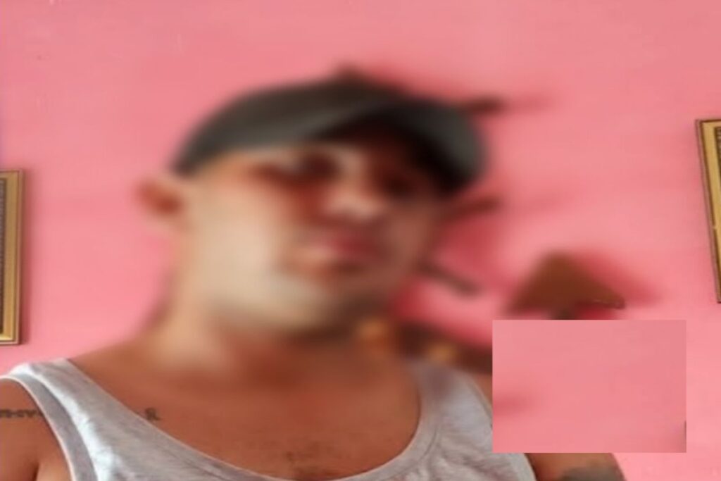 Persona desenfocada con fondo rosa y cuadros.