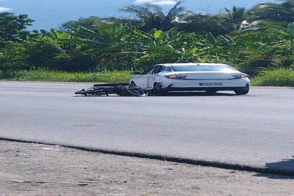 Coche y moto accidentados en la carretera