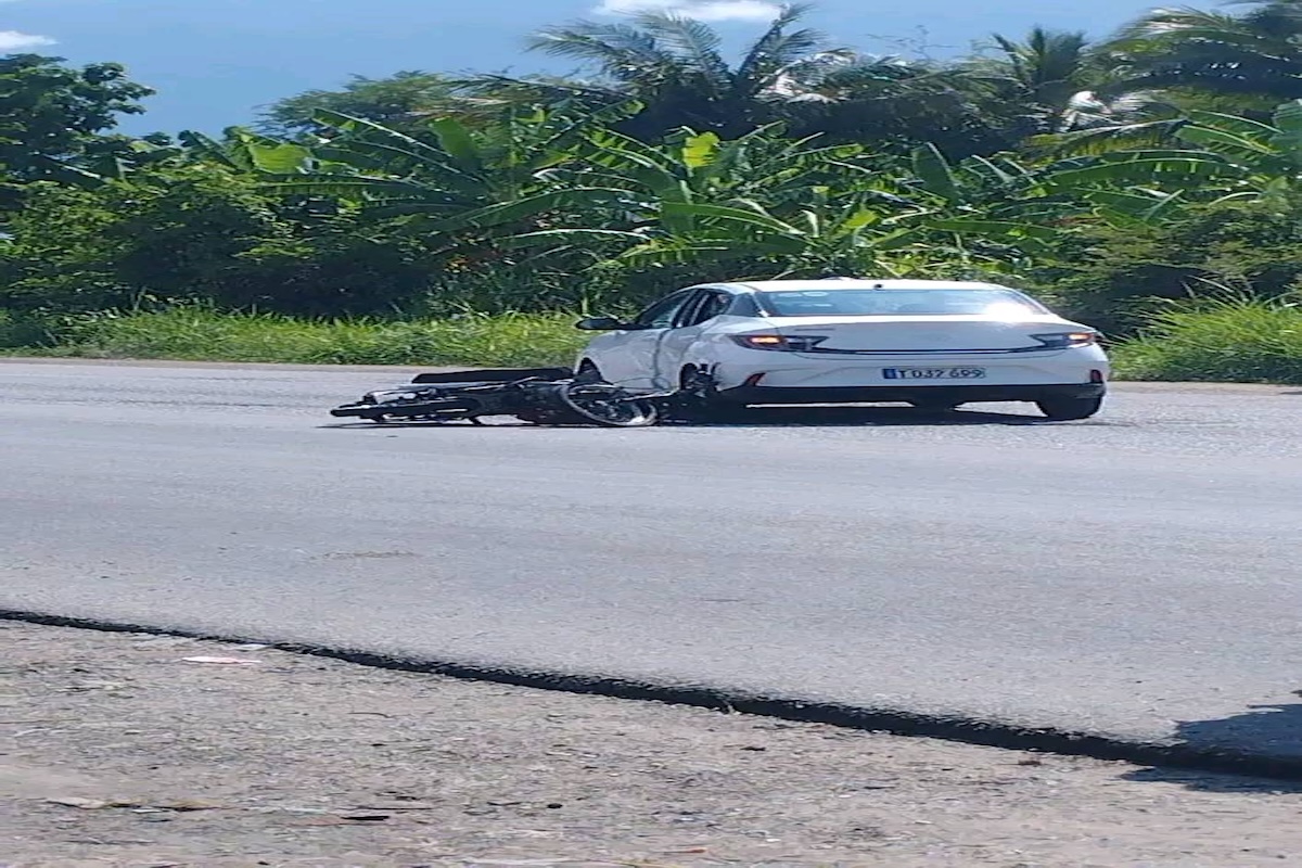 Coche y moto accidentados en la carretera