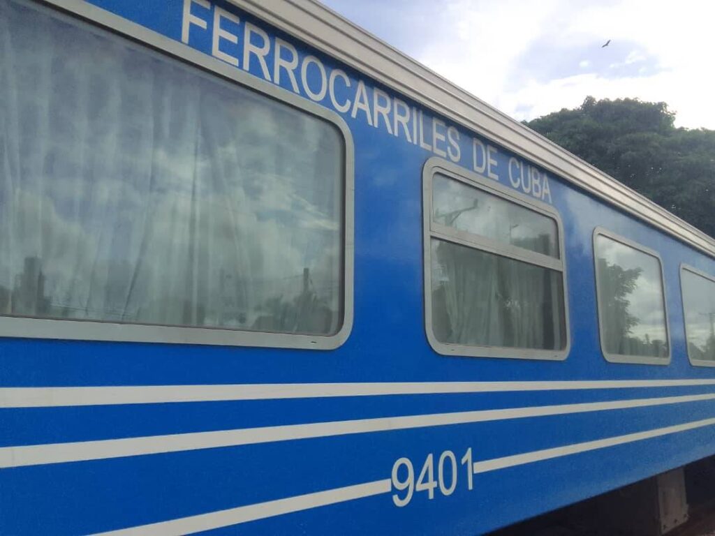 Tren azul de Ferrocarriles de Cuba en andén