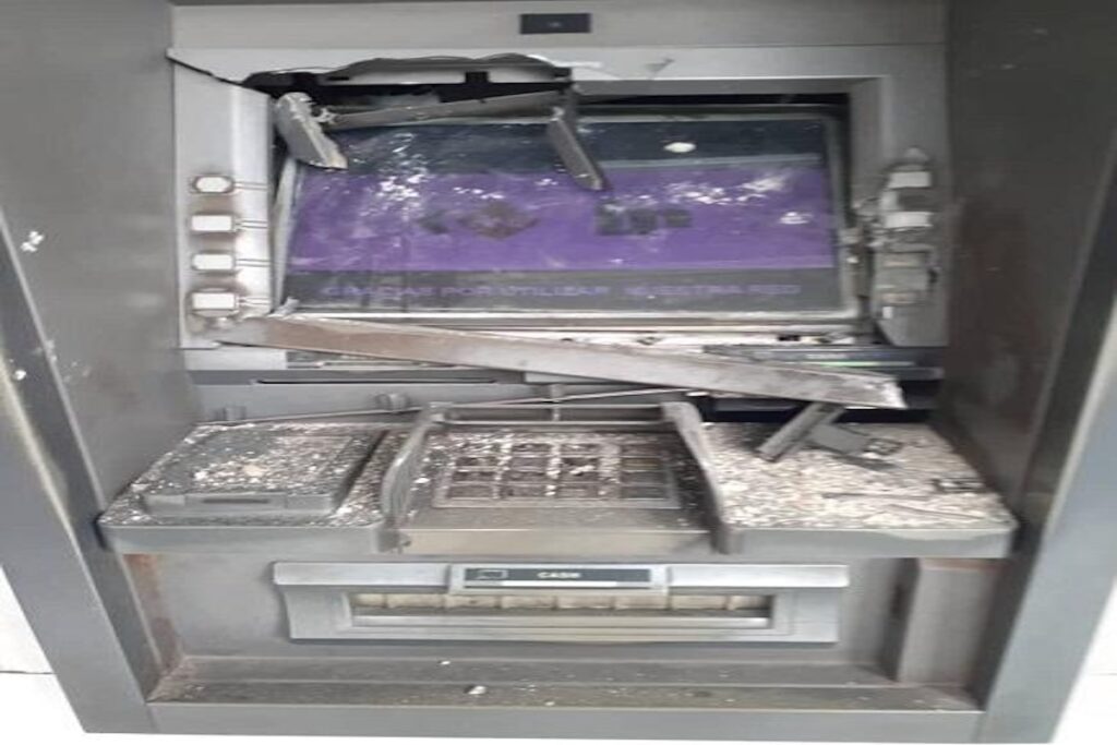Cajero automático dañado con pantalla rota