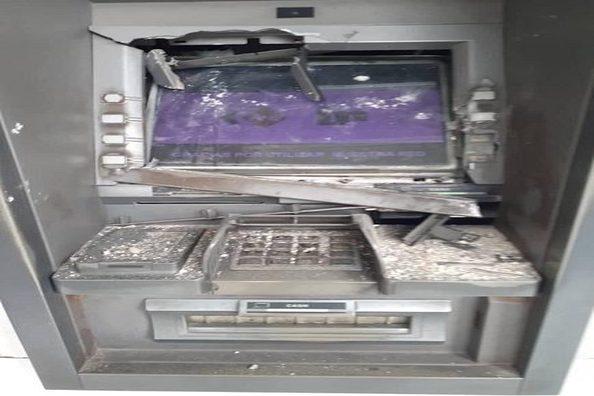 Cajero automático dañado con pantalla rota