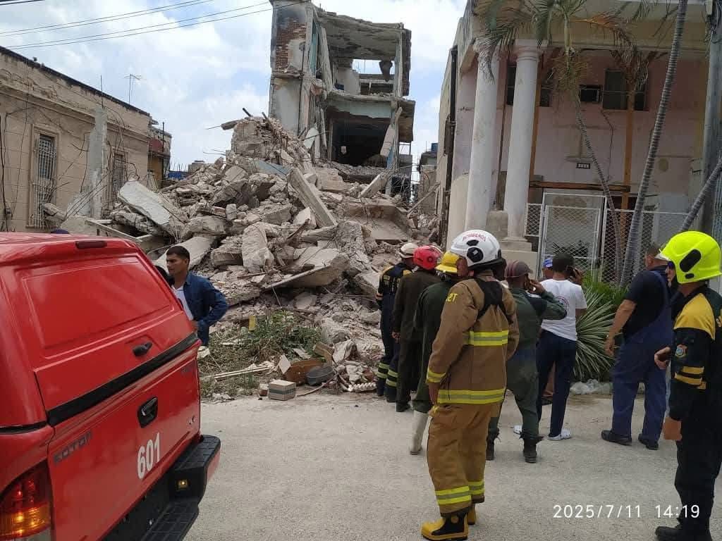 Bomberos inspeccionan edificio derrumbado tras emergencia.