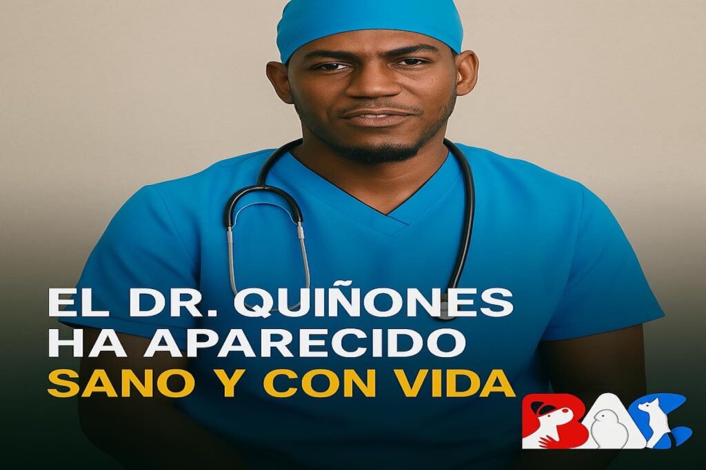 Médico sonriente con uniforme azul y estetoscopio