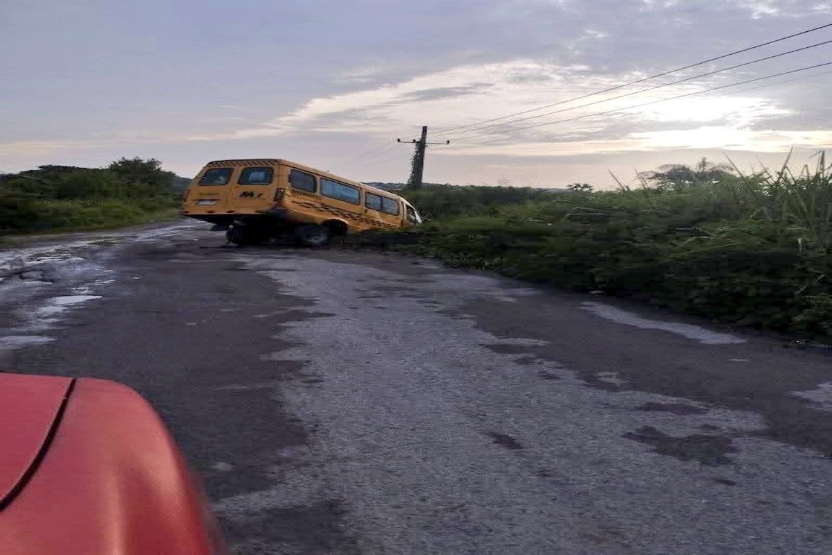 Camioneta amarilla accidentada en la carretera.